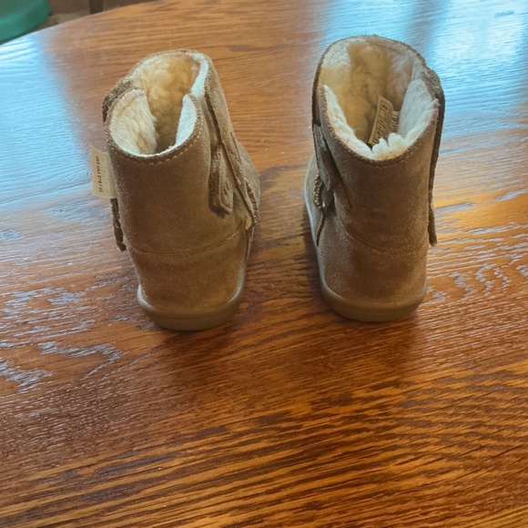 UGG Toddler Girl Keelan Boots in Chestnut sz 6 EUC - Picture 3 of 10